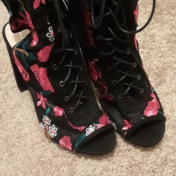 2X HP  Ladies fuschia/black floral lace-up bootie - Picture 3 of 4